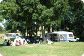 Campingplaatsen
In overleg met Corrie of René kunt uzelf uw plaats uitzoeken. Dat kan dus aan het water zijn, maar ook vlakbij het sanitair of juist op een beschutte plaats. 
De elektriciteitsaansluitingen bij de campingplaatsen leveren 10 ampère.
Op het achterveld is een waterkraan.
Het afval moet gescheiden worden en kan worden gedeponeerd bij de afvalcontainers aan het begin van de camping.

Receptie - Restaurant - BarDe receptie is geopend tussen 10h en 12h en tussen 15h en 20h.
Vanaf Pasen is het restaurant zes dagen per week geopend (van dinsdag tot en met zondag). U kunt genieten van een lekkere dagschotel of kiezen uit de verschillende gerechten van de kaart. Zie hier het Menu.doc
U kunt dagelijks vanaf een uurtje of vier bij ons in de bar een drankje komen bestellen.

Sanitair
Voor het lozen van de chemische toiletten is een speciale bak bij het douchegebouw.Douches en toiletten zijn toegankelijk voor rolstoelen.Bij ons op de camping geen muntjes voor de douche en ook geen tijdklok. U mag net zo lang douchen als nodig is.VermaakBij de receptie zijn fietsen beschikbaar.
Jeu-de-boulesveldje achter het restaurantDvd’s, boeken en spelletjes te leen in de receptieVissen in de Ardan of het Canal du Nivernais vanaf de camping. U heeft hier hier wel een vergunning voor nodig.Boten kunnen aanleggen op het achterterrein.Bij de receptie vindt u meerdere wandel- en fietstochten. Er ligt ook een route van ongeveer tachtig kilometer voor met de auto klaar.DiversenIn het sanitairgebouw staat een wasmachine. 
De camping is voorzien van WIFI. 
Op drie kilometer afstand van de camping vindt u in het dorpje Corbigny een supermarkt (en een Aldi!). Hier vindt u ook de locale VVV, meerdere winkels en garages. Een keer per week is er een markt.Honden zijn van harte welkom, maar dienen op de camping wel aangelijnd te zijn.U kunt dagelijks vanaf 09h brood afhalen bij de receptie. Uw bestelling kunt u de dag van te voren bij de receptie doorgeven.De GPS-coördinaten van de camping zijn:          N 47°15’31’’      E 3°38’29’

